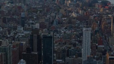 New York şehrinin gökyüzü manzarası ve One World Trade Center ön plana çıktı. Şehir, batan güneşin sıcak parıltısıyla aydınlanır..