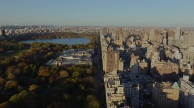 Hava görüntüsü Central Park 'ın kuzeyine ve Manhattan' ın yukarı doğu yakasına Jacqueline Kennedy Onassis Reservoir ile birlikte ilerliyor..