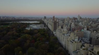 Şehir Sanat Müzesi ve lüks apartman binaları da dahil olmak üzere gün batımında Central Park ve Manhattan 'ın Yukarı Doğu Yakası' nda hava görüntüleri görülüyor..