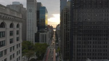 Güneşin New York üzerinde doğuşunu gösteren hava görüntüleri güneş ışığının cam binalardan yansımasıyla ufuk çizgisini aydınlatarak şafak vakti çarpıcı bir şehir manzarası yaratıyor..