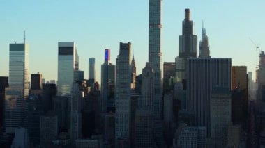Manhattan şehir merkezinin havadan görünüşü Chrysler Binası ve Park Avenue Apartmanları 'nı gösteriyor. Kamera gökyüzünde modern ve klasik binaları gösteriyor..