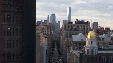 New York 'taki Tribeca mahallesinde kameralar var. İkametgah ve ticari binalar arka planda One World Trade Center ile aynı hizada..