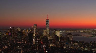 New York 'ta Manhattan' ın bir Dünya Ticaret Merkezi ve Finansal Bölgesi ufuk çizgisi, dinamik kentsel manzarayı gün ışığından akşama geçerken vurguluyor.