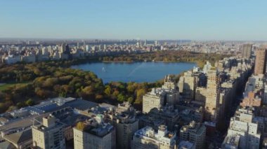 Hava manzaralı Central Park, Jacqueline Kennedy Onassis rezervuarının yanı sıra çarpıcı Yukarı Batı Yakası silueti New York 'ta.