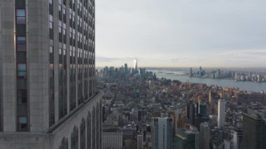 Empire State Binası 'ndan New York' a kamera geliyor. Bir Dünya Ticaret Merkezi ve Manhattan ufuk çizgisi uzaktan görülebiliyor.