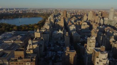 New York 'un Yukarı Doğu Yakası, ikonik mimari ve bereketli kentsel ortamdaki yemyeşil alanlarla çevrili Central Park rezervuarını gösteriyor..