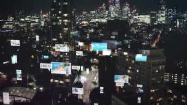 Londra 'da gece vakti gökyüzü parlıyor, akıllı şehir kavramını gösteren ve kentsel manzaralardaki teknolojilerin rolünü vurgulayan artırılmış gerçeklik unsurları ile gelişiyor..