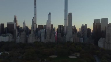 Central Park 'taki kamera görüntülerine göre Manhattan' ın göbeğinde gün batımında güneş ikonik şehrin üzerinde batarken canlı bir renk karışımı sergiliyor..