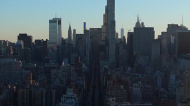 Manhattan 'ın Finansal Bölgesi' nin ve yakınlardaki mahallelerin hava görüntüleri, New York üzerinde güneş batarken, Aşağı Doğu Yakası 'nın ufuk çizgisi ve mimarisini vurguluyor..