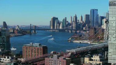 Williamsburg köprüsü, Brooklyn ve Manhattan 'daki One Domino Square Condominium' un çarpıcı bir zemin oluşturmasıyla, tekneler Doğu Nehri boyunca süzülüyor..