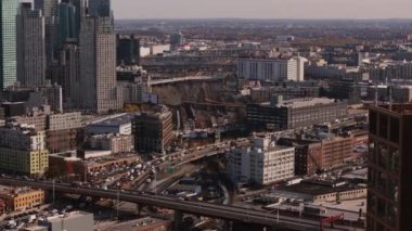 Queens, New York 'taki Long Island City mahallesindeki bir otoyol kavşağında trafiğin hava görüntüsü. Arabalar ve kamyonlar yoğun yollar boyunca yol alırlar..