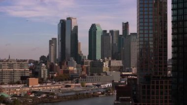 Long Island City 'nin Queens semtindeki modern gökdelenlerin hava manzarası. Bir Mahkeme Meydanı, Citicorp Binası olarak da bilinir..