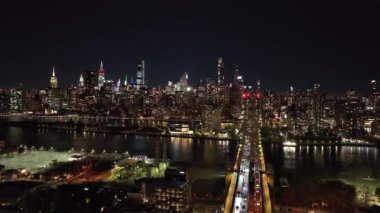 Havadan çekilen görüntüler Manhattan 'ın göz kamaştırıcı gökdelenleri arasında Queens' ten Queensboro Köprüsü 'ne akan trafiği yansıtıyor..