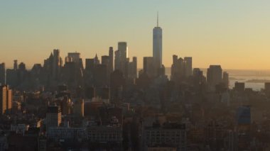 Aşağı Manhattan 'ın Finansal Bölgesi' nde bir Dünya Ticaret Merkezi gökdeleni bulunuyor. New York City gökyüzü perspektifinden gün doğumunun altın ışığıyla yükseliyor..