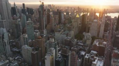 Manhattan 'ın göbeğinde güneşin batışını görüntüleyen hava görüntüleri New York' un çarpıcı güzelliğini gözler önüne seriyor. Şehir manzarası ve mimarisi..