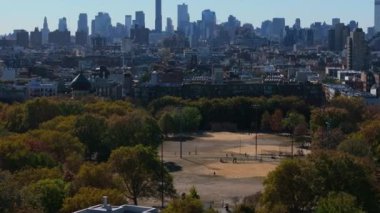Sonbaharda Brooklyn Tepeleri üzerindeki hava manzarası arka planda Manhattan ufuk çizgisini düşürüyor ve canlı bir şehir atmosferi yaratıyor..