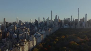 Hava görüntüleri, Central Park 'ta sabah güneşini yakalayıp Manhattan' ın göbeğini aydınlatıyor. Şafak vakti kentsel manzara ve modern mimari gökdelenlerin çarpıcı bir karışımı..