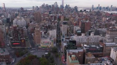 Manhattan, New York 'un şehir manzarasının havadan görüntüsü. Kamera şehrin bir ucundan diğer ucuna geçiyor, binaların yoğunluğunu, hareketli caddeleri ve ikonik ufuk çizgisini gösteriyor..