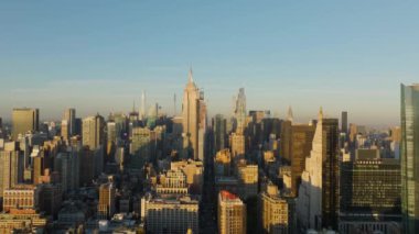 Güneş ışığı, Manhattan şehir merkezindeki gökdelenleri aydınlatıyor. Empire State Binası, New York 'ta açık bir sabahta duruyor..