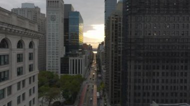 Güneşin New York üzerinde doğuşunu gösteren hava görüntüleri güneş ışığının cam binalardan yansımasıyla ufuk çizgisini aydınlatarak şafak vakti çarpıcı bir şehir manzarası yaratıyor..