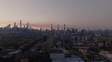 Arka planda Queens yerleşim binalarının, Ravenswood Üretim İstasyonu 'nun ve Manhattan gökdelenlerinin havadan görüntüsü var..
