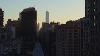 New York 'un şehir manzaraları, Aşağı Manhattan' ın Finansal Bölgesi 'nde gün batımıyla aydınlanan bir Dünya Ticaret Merkezi ve ikonik yapıları gözler önüne seriyor..
