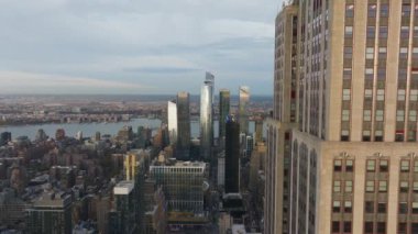 Empire State Binası 'ndan aldığımız görüntülere göre Hudson yard' ın çarpıcı gökdelenleri ve Manhattan şehir merkezinin dinamik gökdelenleri şehrin mimari görkemini gözler önüne seriyor..