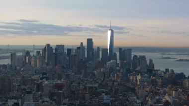 Bir Dünya Ticaret Merkezi 'nin havadan görünüşü ve gün doğumunda Manhattan' ın aşağısı aydınlanıyor. Şehir doğudaki nehirde güneş doğarken yavaşça uyanıyor..