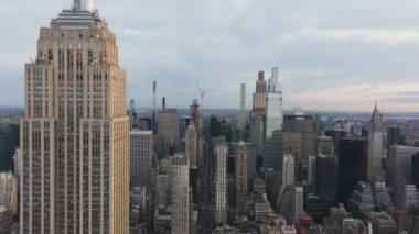 Güneş ışığı Manhattan şehir merkezindeki gökdelenleri yavaşça aydınlatıyor. Empire State Binası terası havadan perspektife yakın..