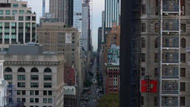 Havadan görüntüler New York 'un ikonik siluetini vurguluyor, konut kulelerini, işlek caddeleri ve aşağıdaki canlı şehir manzarasını ören sarı taksileri sergiliyor.