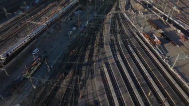 Sunnyside Yards 'ın hava görüntüsü geniş demiryolu ağları, bakım araçları ve Queens şehir manzarası boyunca ulaşım altyapısı.