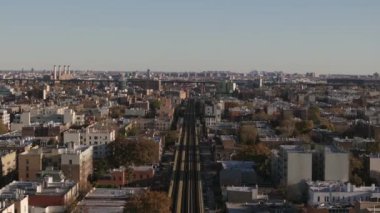 Queens 'teki yerleşim birimlerini saran yüksek metro rayları New York' taki yoğun kentsel kumaş ve ulaşım ağını gösteriyor..