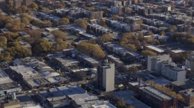 Astoria, Long Island City, Queens 'teki Ravenswood Evleri' nin kamu konutlarının güz güpegündüz havadan çerçevelenmesi.