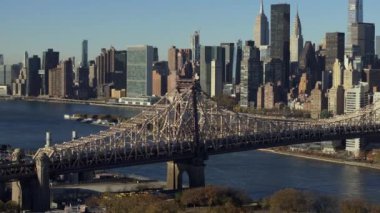 Manhattan silueti, Queensboro Köprüsü 'nün yer aldığı, Doğu Nehri boyunca uzanan, Manhattan ve Queens' i birbirine bağlayan, Roosevelt Adası 'na havadan bakan.