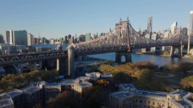 Roosevelt Adası Köprüsü 'nün Queensbridge Evleri' nin hava manzarası... Doğu Nehri 'ni, Manhattan silueti... altın güneş ışığı altında parıldıyor..