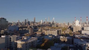 New York, Queens ilçesinde yer alan Long Island City 'nin ikonik silueti ve Manhattan kentsel manzarası arka planda sergilenmektedir..