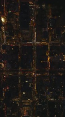 Manhattan, New York 'un gece manzarası gökdelenlerin çatılarının, yoğun caddelerin ve akan trafiğin nefes kesici dikey manzarasını gözler önüne seriyor..