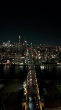 Queens ilçesindeki Long Island City mahallesini Manhattan 'daki Doğu Midtown ve Yukarı Doğu Yakası mahallelerine bağlayan Queensboro Köprüsü..