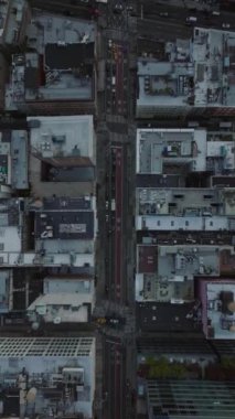 Manhattan şehir merkezinin dikey görüntüsü, New York caddesi. Sarı taksileri, trafiği ve binaları gösteren cadde..