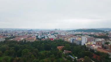 Çek Cumhuriyeti 'nin Brno şehrinin üzerinde hareket eden bir kamera var. Park Luzanky 'nin yemyeşil ağaçları ön tarafı doldururken, Spilberk Kalesi uzaktan görülebiliyor..