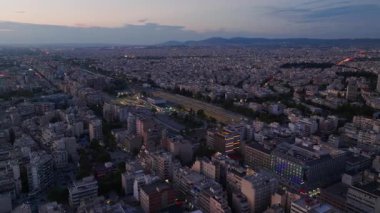 Selanik silueti gün batımında yavaş yavaş açılır ve şehir merkezinden geçen canlı Egnatia caddesini gözler önüne serer..