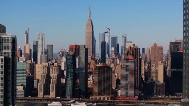 New York şehrinin gökdelenleri, Queens ilçesinden Manhattan 'daki diğer ikonik gökdelenlerle birlikte Empire State Binası' nı gözler önüne seriyor..
