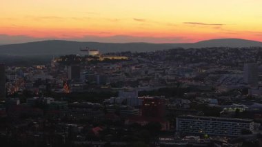 Slovakya 'nın başkenti Bratislava, güneş ufukta batarken yavaşça parlıyor, şehir ve kale boyunca sıcak, altın bir parıltı saçıyor..