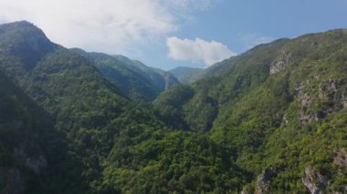 Olimpos Dağı 'ndaki yemyeşil bir vadinin havadan görünüşü dağ yamaçlarını saran yoğun yeşil ormanları ortaya çıkararak yazın huzurlu ve görkemli bir manzara yaratıyor..