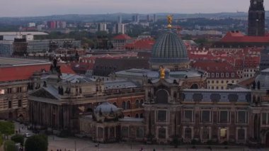 Dresden şehrinin havadan görünüşü, altın kubbesi ve heykeli ile Güzel Sanatlar Akademisi, ve arka planda Frauenkirche.
