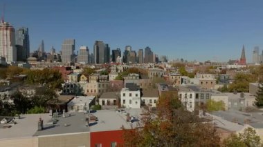 Havadan bakıldığında New York City sembolik gökdelenlerinin yanı sıra Brooklyn 'deki renkli kumtaşı mahallelerin de yer aldığı gökdelenler görülüyor..