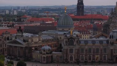 Almanya, Dresden 'in havadan görünüşü mimari ve şehir manzarasını gözler önüne seriyor. Kamera, şehrin güzelliğini ve ihtişamını yakalıyor..