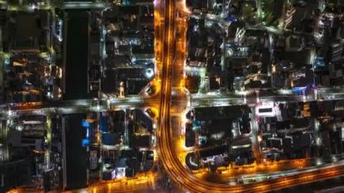 Metropolis 'teki ulaşım altyapısının kuş bakışı görüntüsü. Akşam kentinde aydınlatılmış caddelerin üzerinde uç. Yüksek hızda çekim. Osaka, Japonya.