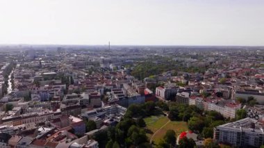 Hava görüntüleri Berlin, Almanya 'nın yoğun kentsel manzarasını gösteriyor. Parklar ve yeşil alanlar şehrin dört bir yanına dağılmış..