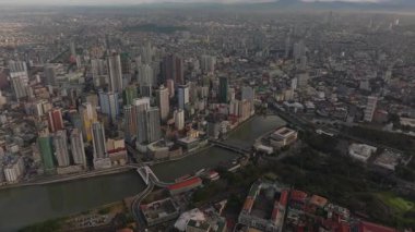Nehrin önünde gökdelenler olan Manilas şehrinin havadan görünüşü, güneydoğu Asya 'da kentsel gelişim ve modern mimari sergileniyor..